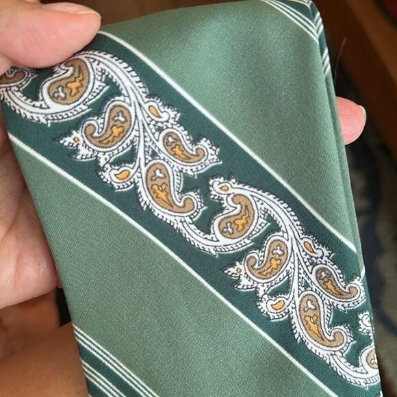 Vintage Mid Century Green, White, Tan & Gold Paisley Striped Neck Scarf - Picture 4 of 4